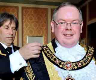 British mayor drops pants<BR>英市長演講掉褲子(圖)