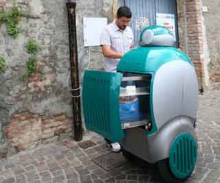 Robot comes to pick up rubbish<BR>機(jī)器人上門取垃圾(圖)