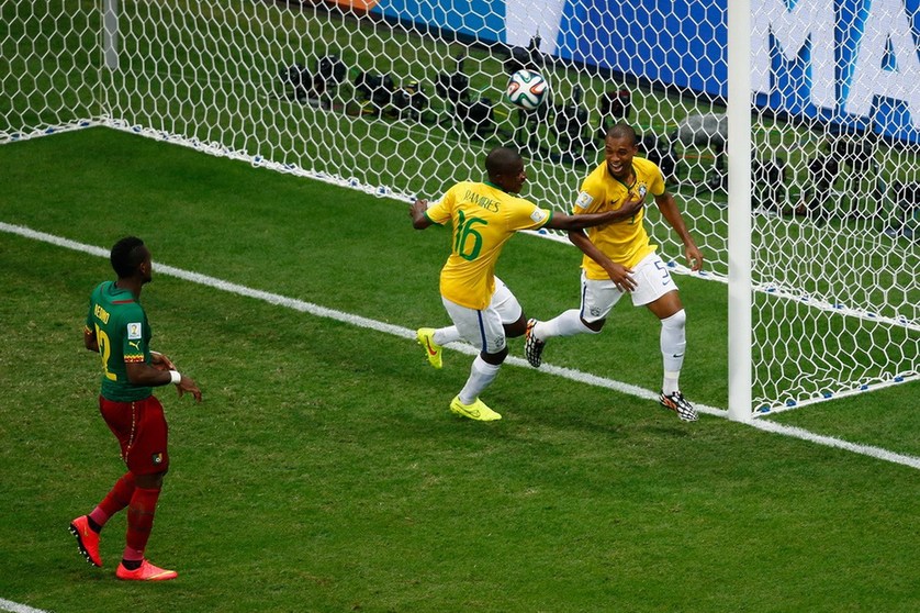 巴西4-1喀麥隆 眾將扛起內(nèi)馬爾慶祝