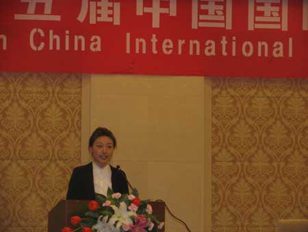 各使館官員亮相教育展發(fā)布會現(xiàn)場