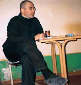 俄前首富在監(jiān)獄非法定區(qū)域內(nèi)喝茶被關禁閉