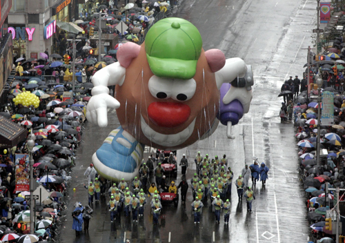 美國(guó)感恩節(jié)花車大游行 紐約人看氣球風(fēng)雨無阻
