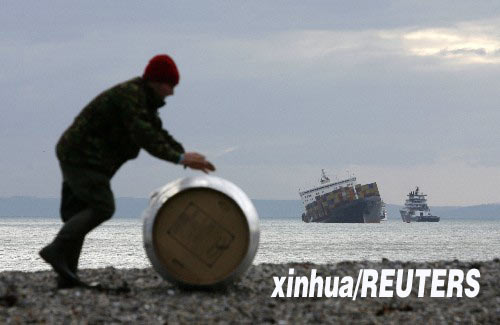 英國(guó)：貨輪遇風(fēng)暴擱淺 有人哄搶有人救鳥(niǎo)