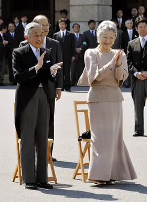 日本天皇夫婦慶祝結(jié)婚50周年 邀百對金婚老人同賀