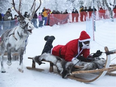 歐洲國(guó)家舉行圣誕老人大賽：爬煙囪滑雪橇