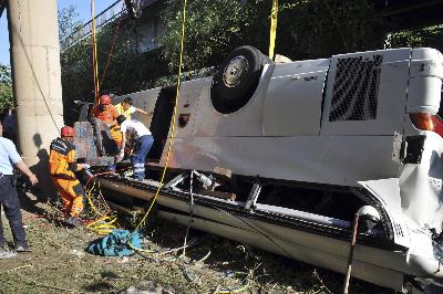 土耳其司機(jī)開(kāi)車(chē)睡覺(jué)導(dǎo)致慘烈事故 17人喪生