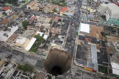 圖片新聞：熱帶風暴襲危地馬拉 駭人地洞吞噬3層建筑