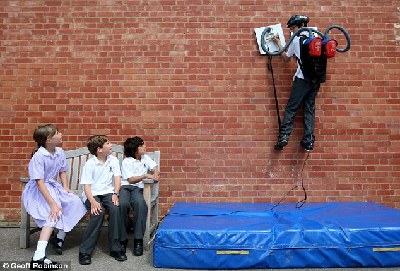 英國13歲男孩自制爬墻裝備變身“蜘蛛人”(組圖)