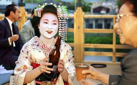 經(jīng)濟衰退錢難掙 日本藝妓被迫推出廉價啤酒服務
