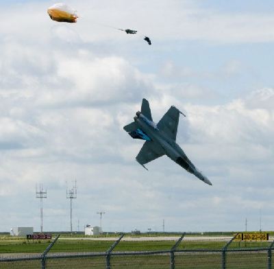 加戰(zhàn)機(jī)超低空飛行訓(xùn)練墜毀 駕駛員千鈞一發(fā)彈射逃生