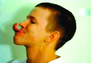 美國長舌男能用舌頭舔眼睛發(fā)短信(圖)