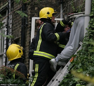 英國(guó)最衰笨賊被卡窗戶6小時(shí) 行竊未遂反丟衣服