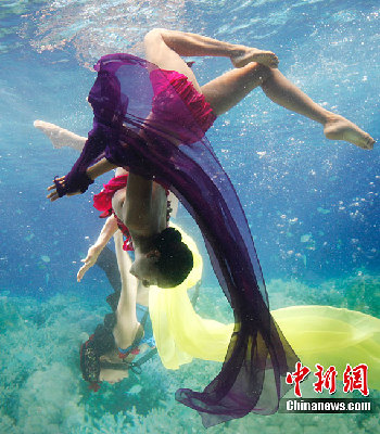 韓國(guó)首爾舉辦“水下韓服秀” 美侖美奐