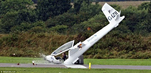 英滑翔機(jī)表演時(shí)垂直撞向跑道 飛行員奇跡逃生