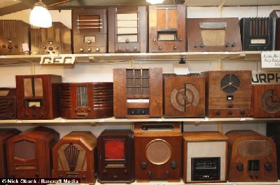 英八旬老翁酷愛無線電 搜集千余臺收音機(jī)自建博物館