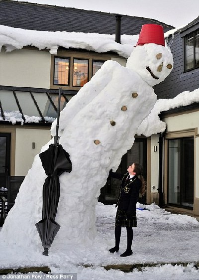英國(guó)近五米高雪人斜而不倒 有望堅(jiān)持到圣誕節(jié)
