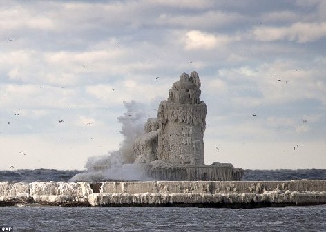 寒冬奇觀：美國(guó)伊利湖一燈塔變身冰雕