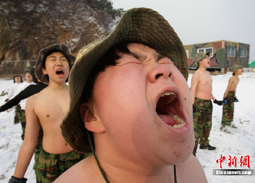 組圖：韓國(guó)中小學(xué)生赤膊在雪地中軍訓(xùn)