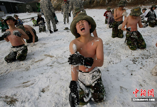 組圖：韓國中小學(xué)生赤膊在雪地中軍訓(xùn)
