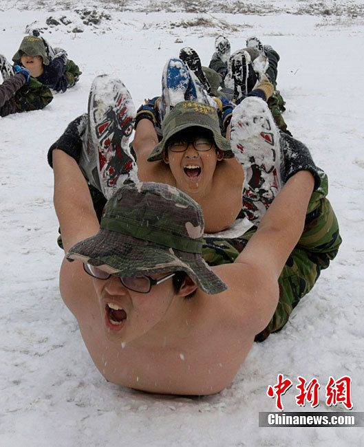 組圖：韓國(guó)中小學(xué)生赤膊在雪地中軍訓(xùn)