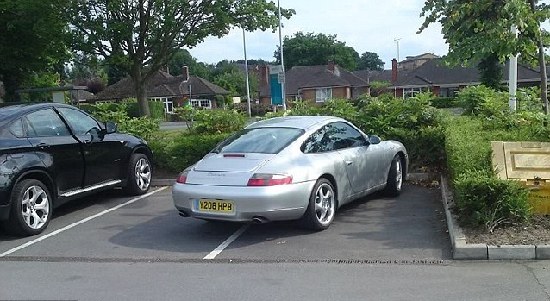 亂停車惹公憤 英網(wǎng)站曝光缺德豪華車司機(jī)