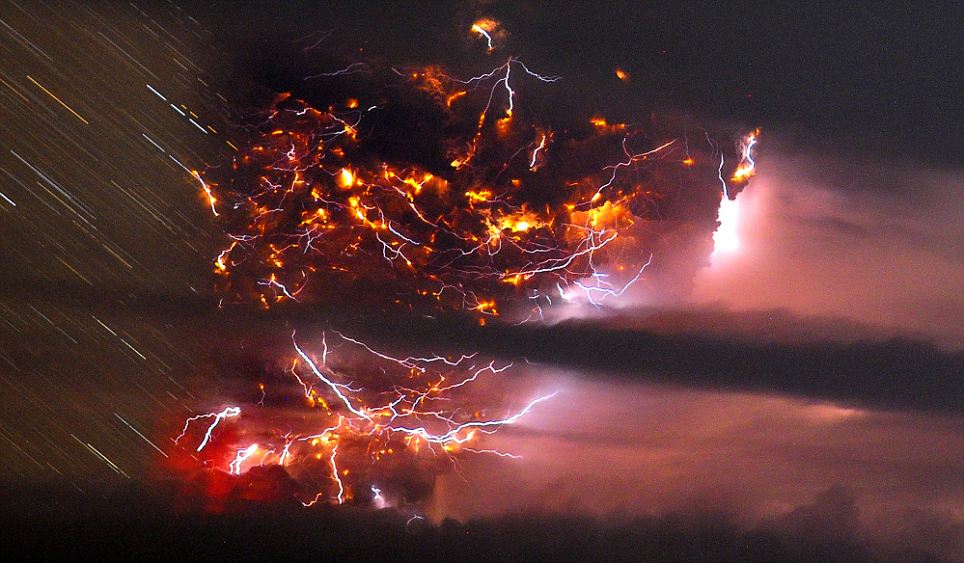 組圖：智利火山噴發(fā)伴隨電閃雷鳴 場(chǎng)面蔚為壯觀