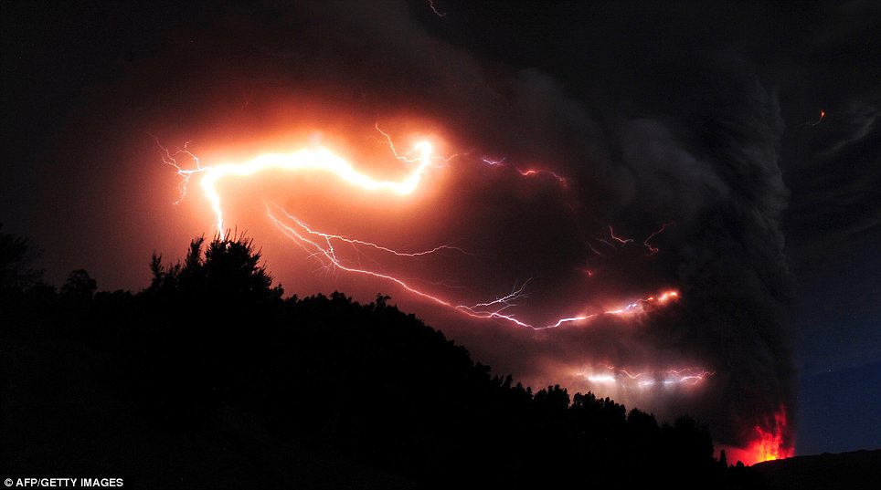 組圖：智利火山噴發(fā)伴隨電閃雷鳴 場面蔚為壯觀