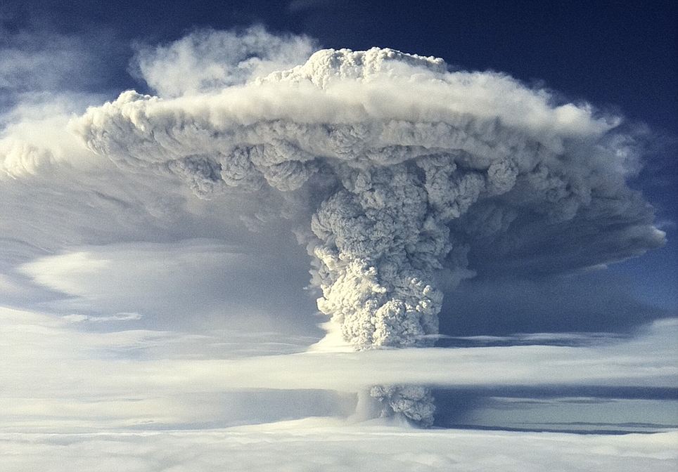 組圖：智利火山噴發(fā)伴隨電閃雷鳴 場面蔚為壯觀