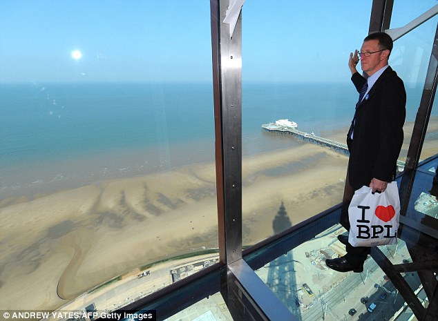 英著名黑澤塔重裝后開放 百米高空全玻璃觀景臺驚險刺激