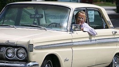 美國(guó)93歲老婦愛(ài)車(chē)使用48年 行駛近百萬(wàn)公里終“退休”