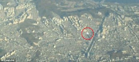 惡作劇抑或UFO？乘客空中拍到“禮帽”狀飛行物
