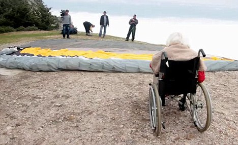 挑戰(zhàn)極限無分老幼！英104歲老婦完成高崖跳傘創(chuàng)記錄