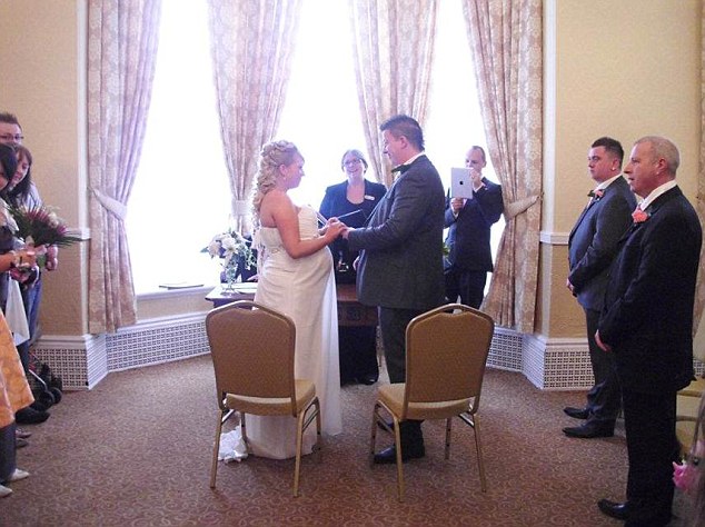 英國一新娘結(jié)婚當(dāng)天產(chǎn)子 帶子參加晚宴秀幸福