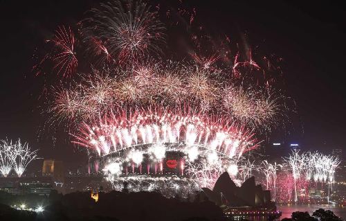 悉尼炫彩焰火、時代廣場倒計時 世界各地喜迎新年