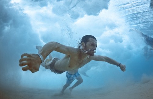 換個(gè)角度更震撼！海底看跳水宛如水晶世界