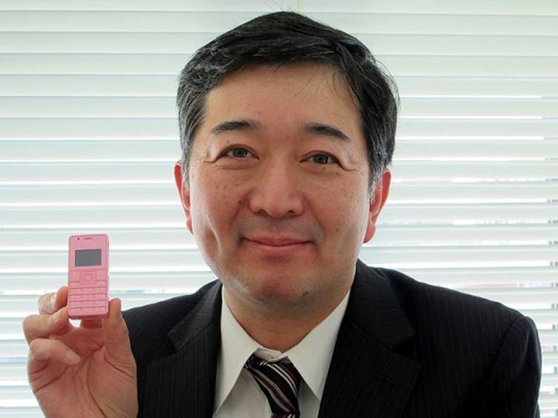 日本發(fā)布全球最小手機 僅重32克酷似玩具