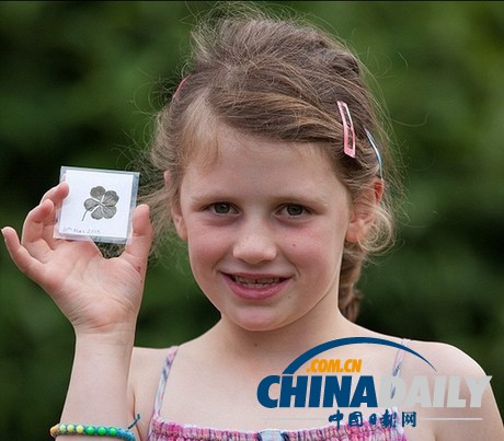 英女孩發(fā)現(xiàn)極其罕見(jiàn)五葉幸運(yùn)草 出現(xiàn)概率兩萬(wàn)分之一