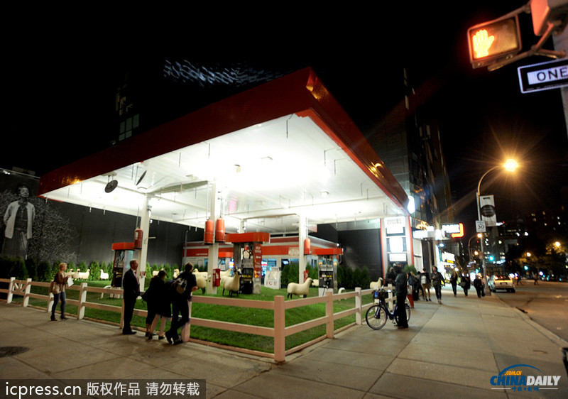 圖：“綿羊”進(jìn)駐加油站 紐約民眾樂(lè)享田園綠意
