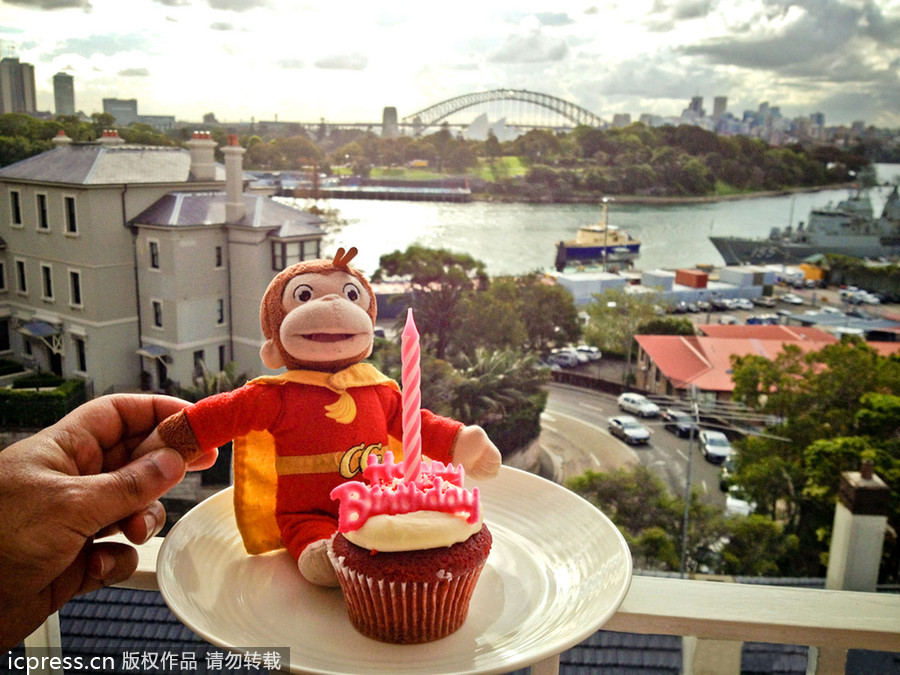 玩具猴環(huán)球之旅各大景點(diǎn)合影留念