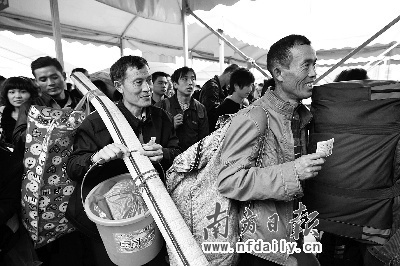 春運實名制火車票今開訂 能否根除“黃牛黨”？