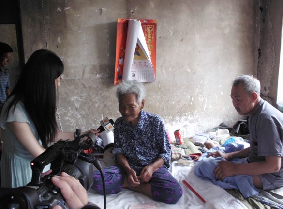 語信“周行一善”信守公益，萬元捐贈(zèng)山東90歲拾荒老母
