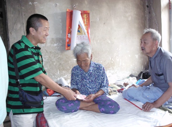 語信“周行一善”信守公益，萬元捐贈(zèng)山東90歲拾荒老母