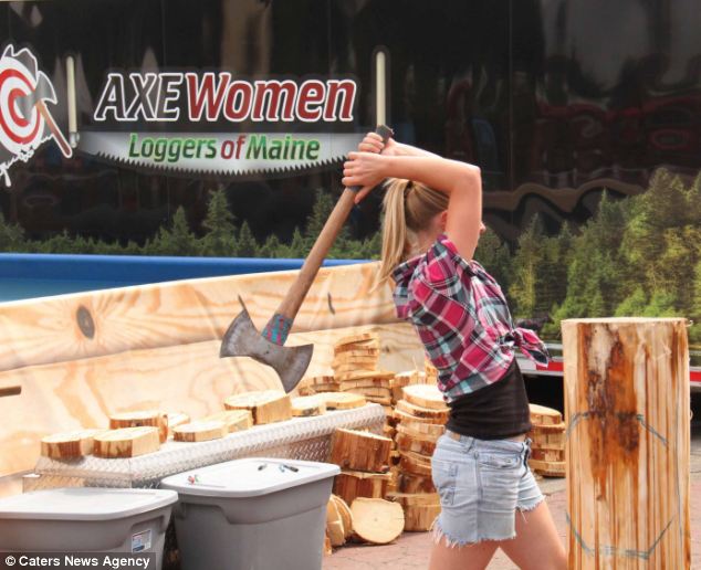組圖：美“斧女幫”挑戰(zhàn)男人伐木地位