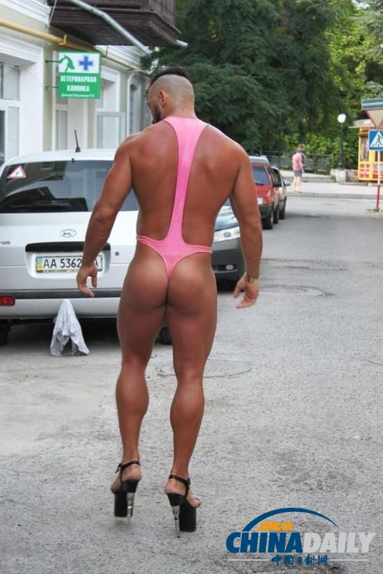 俄羅斯猛男雷人裝現(xiàn)身街頭 獲封男神GaGa
