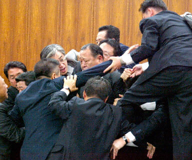日議員養(yǎng)老金議案相爭(zhēng)打作一團(tuán)