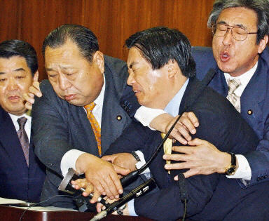 日議員養(yǎng)老金議案相爭(zhēng)打作一團(tuán)