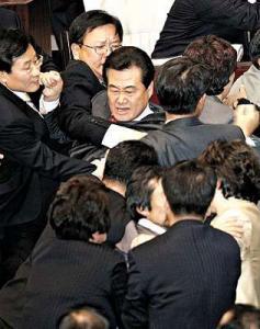 日議員養(yǎng)老金議案相爭(zhēng)打作一團(tuán)