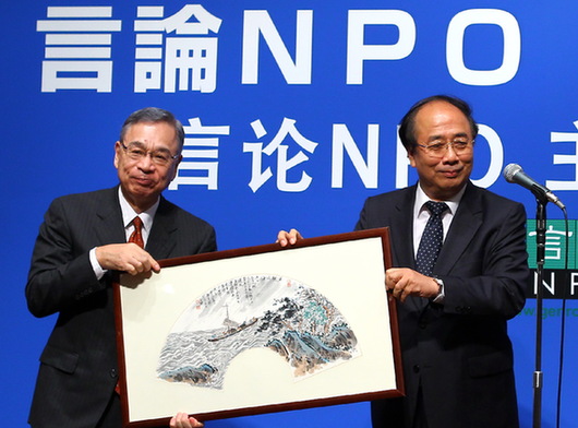 <SPAN>趙啟正在晚宴致辭并向日方贈(zèng)送禮物</SPAN>