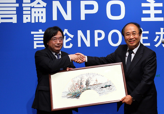 <SPAN>趙啟正在晚宴致辭并向日方贈(zèng)送禮物</SPAN>