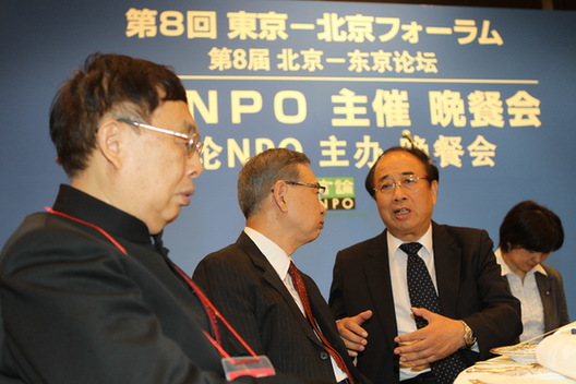 <SPAN>趙啟正在晚宴致辭并向日方贈(zèng)送禮物</SPAN>